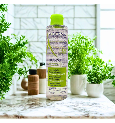 Biology Eau Micellaire A-Derma nettoyante et démaquillante pour peaux sensibles