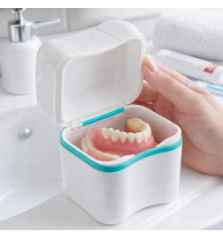 Boîte à dentier Identités utilisée pour protéger une prothèse dentaire après nettoyage
